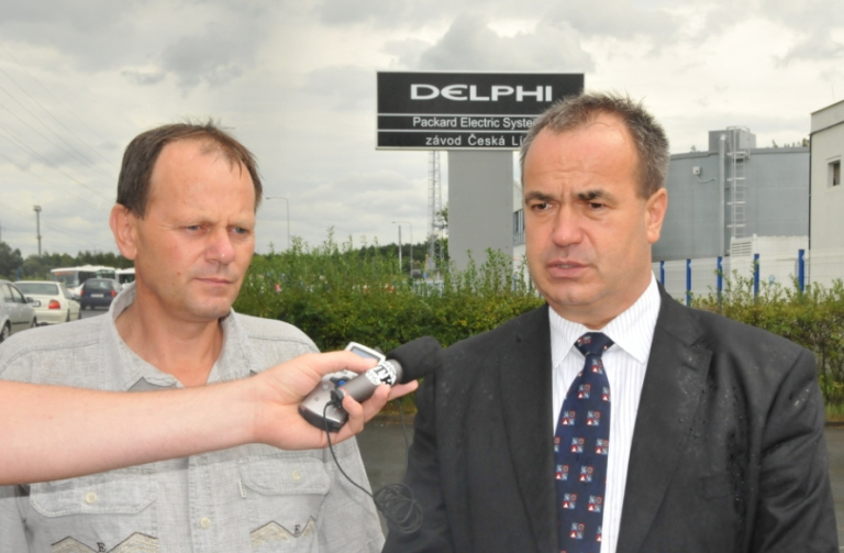 Hejtman LK Staniuslav Eichler (vpravo) při své návštěvě firmy Dlephi Pacard přislíbil pomoc předsedovi místních odborů Ladislavu Bělohlavovi.